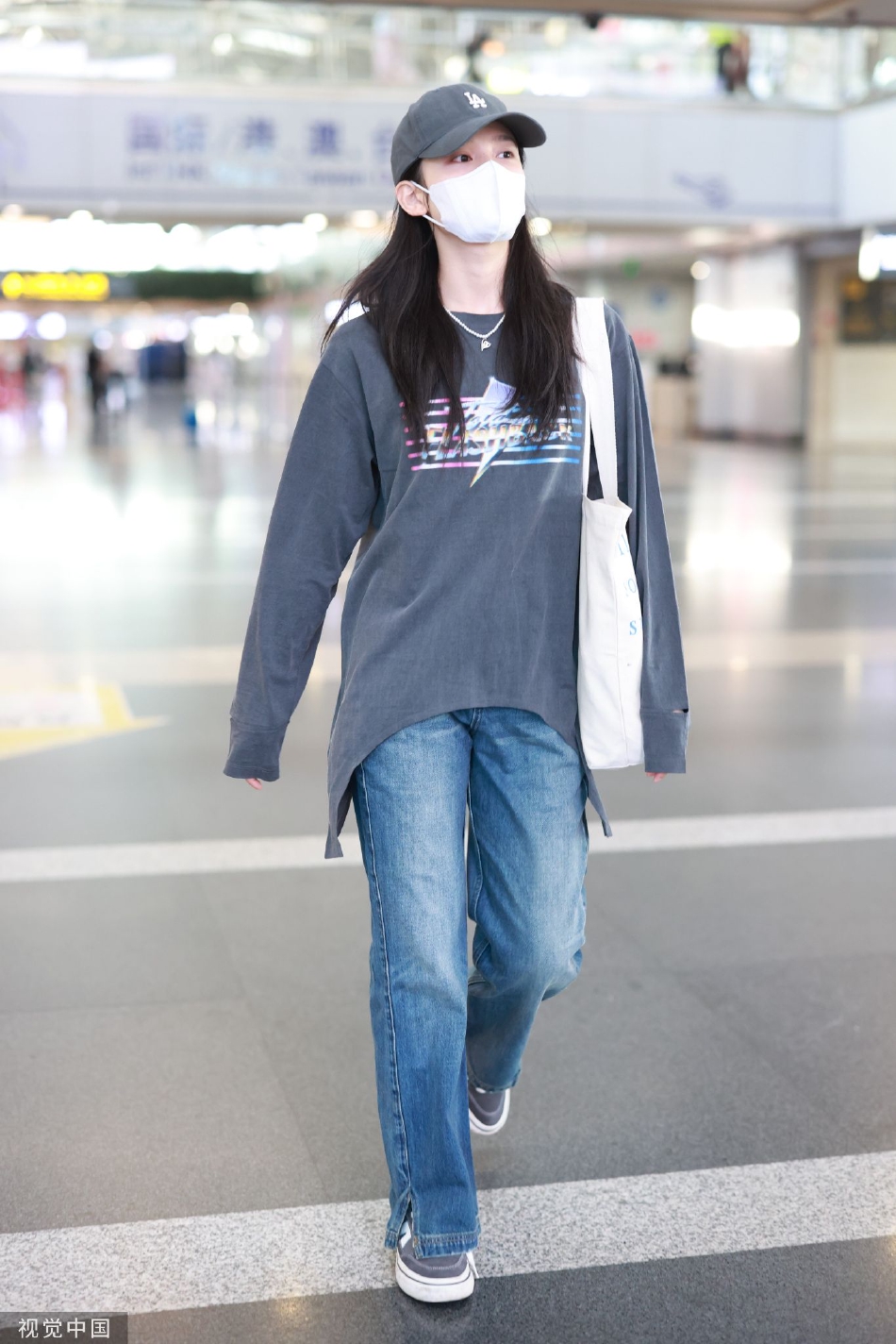 组图:张婧仪现身首都机场 灰色长袖t恤搭配牛仔裤休闲简单