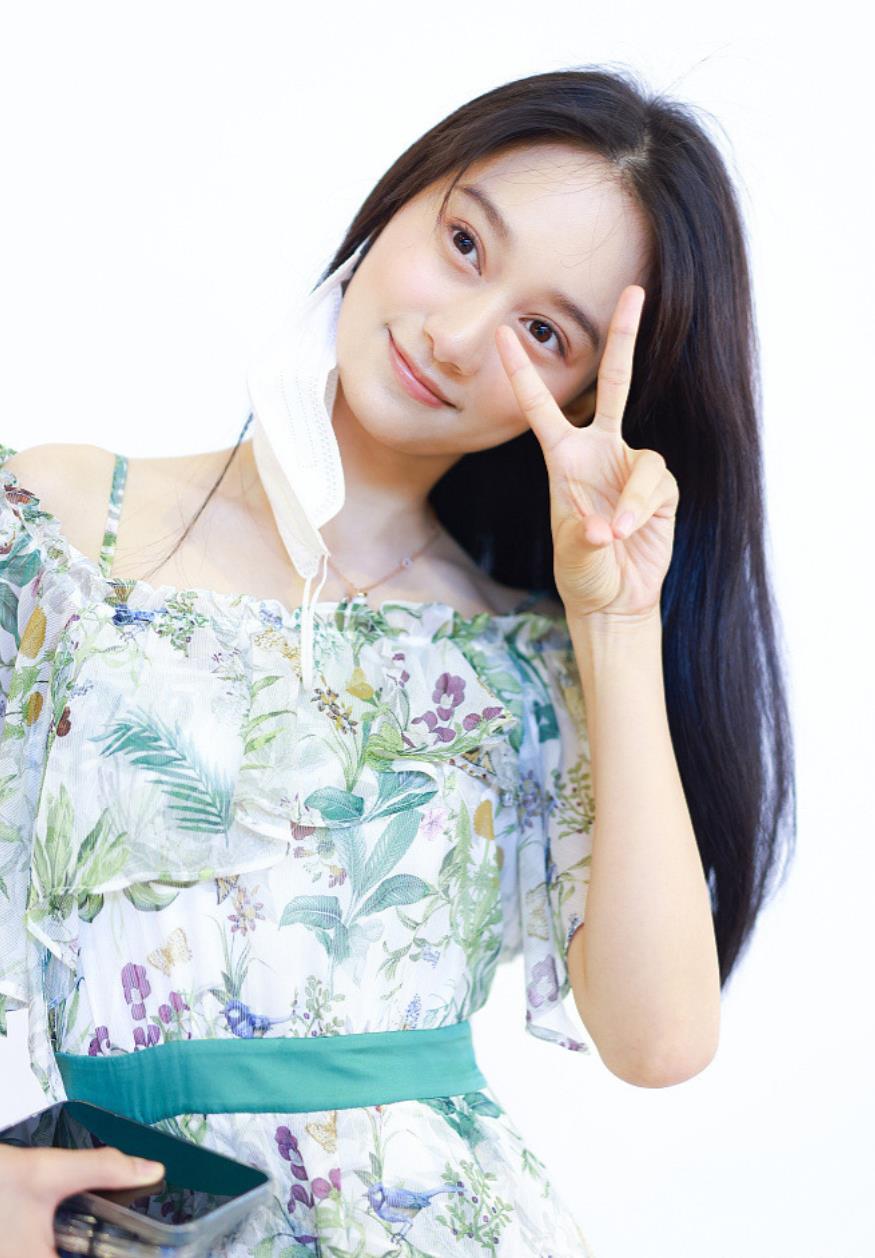 初恋的感觉!"艺考状元"夏梦穿花裙秀香肩