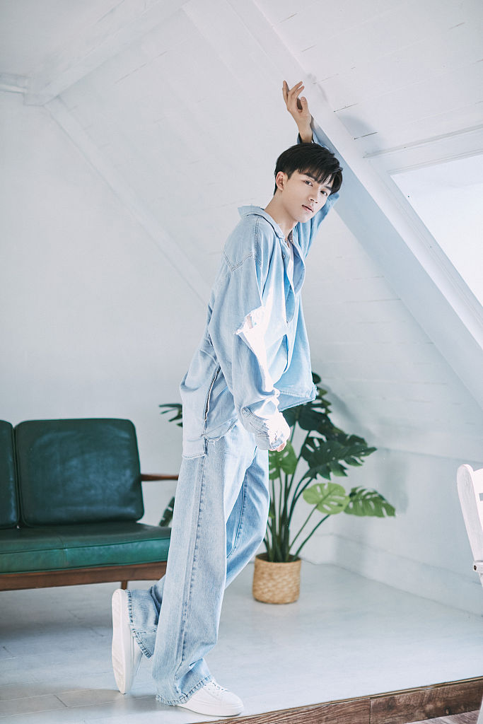 王星越慵懒男友风写真惬意满满 牛仔套装诠释少年味道