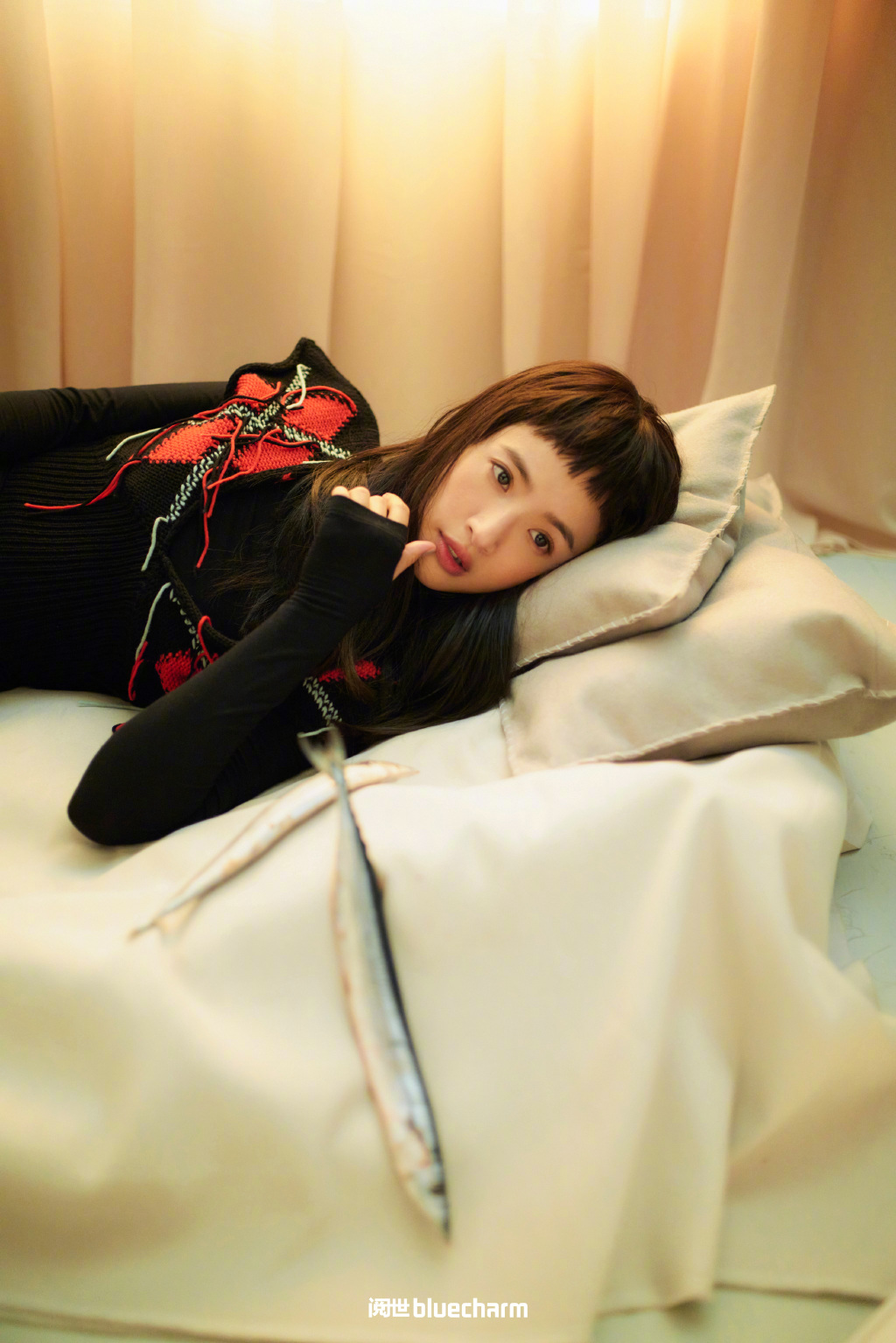 林依晨《阅世》一月刊封面,俏丽的齐刘海,清甜的气质