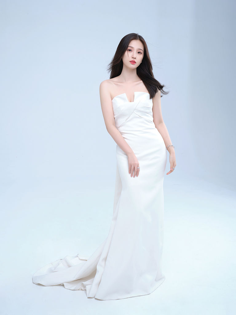 虞书欣拍摄纯白抹胸长裙写真 身材曼妙发丝飞扬精致动人