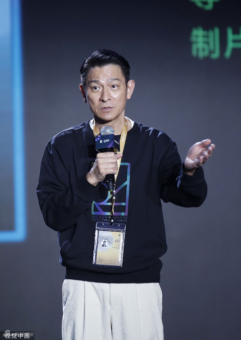 组图:刘德华出席第35届金鸡奖创投大会 穿休闲装侧颜优越状态好