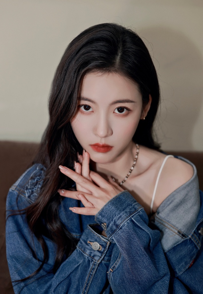 孙芮分享牛仔造型写真 性感帅气兼具甜酷十足