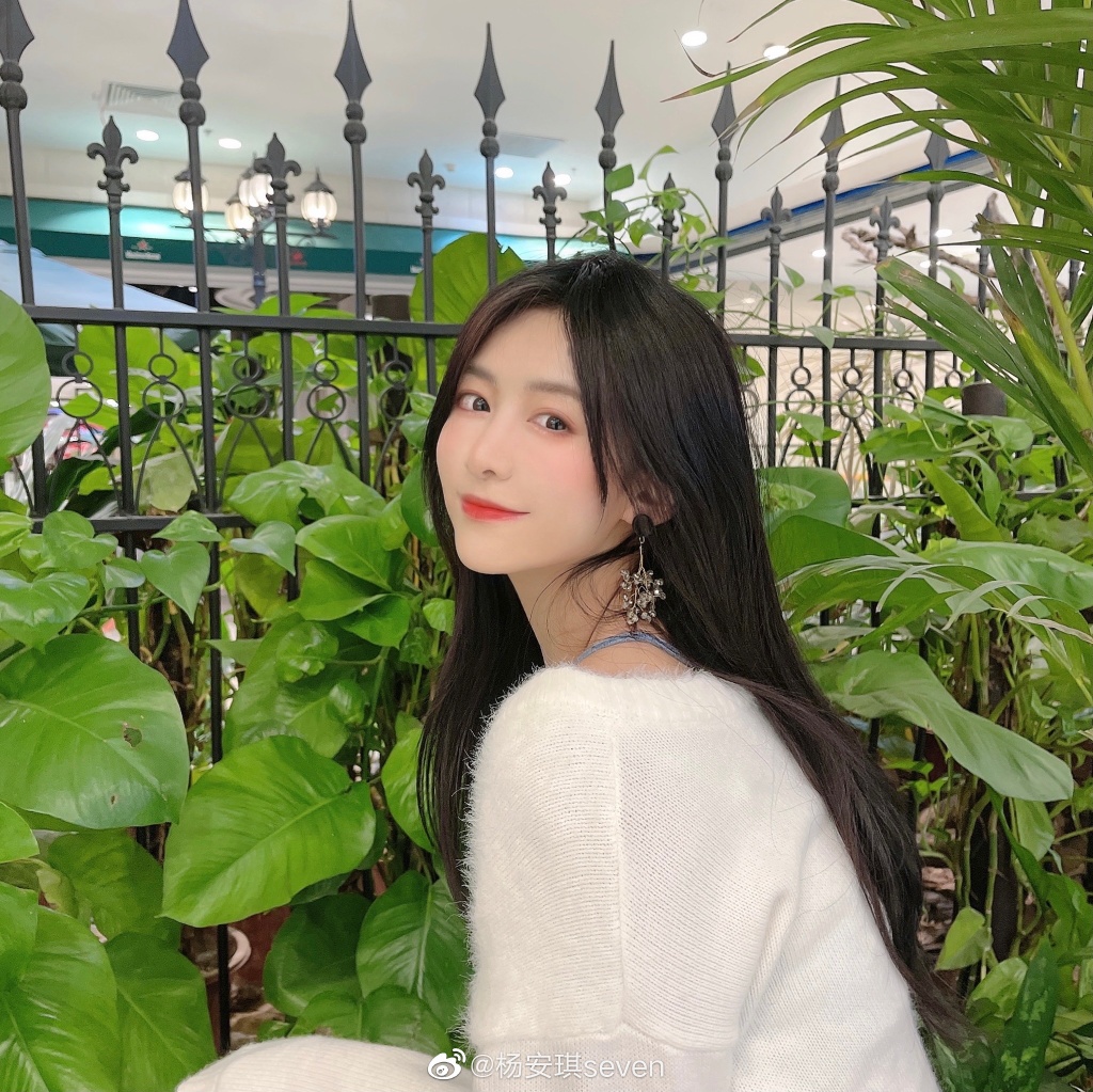 美女演员杨安琪迷人美照欣赏,真好看啊
