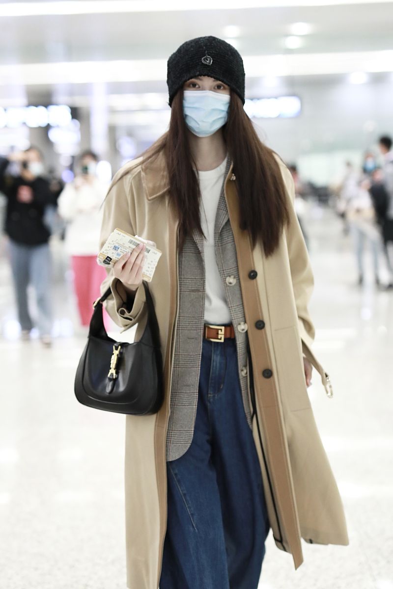 何穗街拍:卡其色风衣叠穿格纹西装gucci 1961手袋气场十足