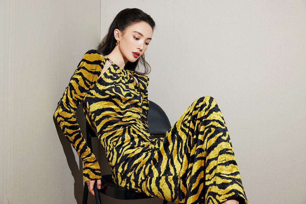 金晨亮相综艺《追光吧》总决赛 虎纹长裙贺新春