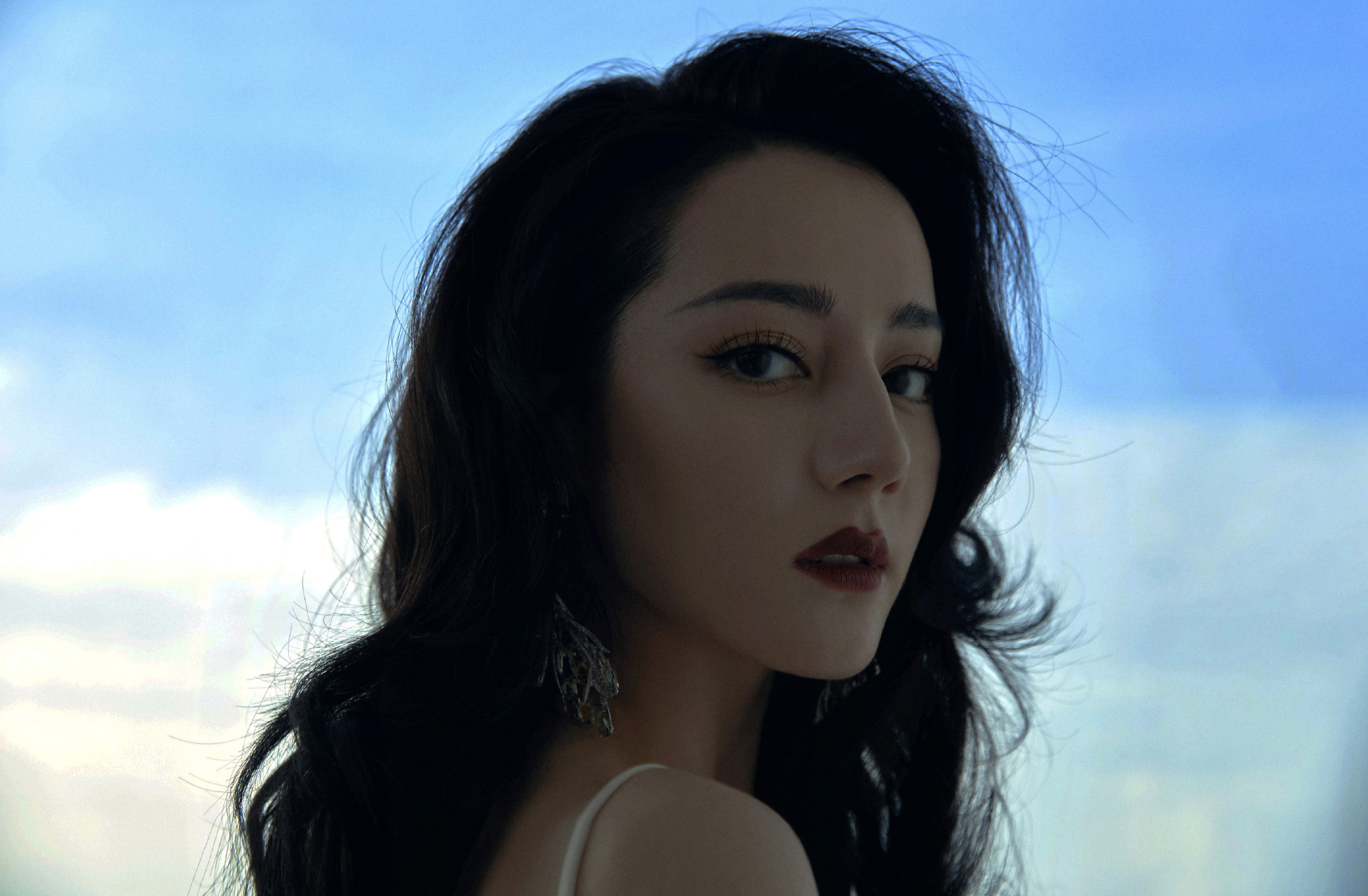 迪丽热巴一身纯白色绸缎礼服