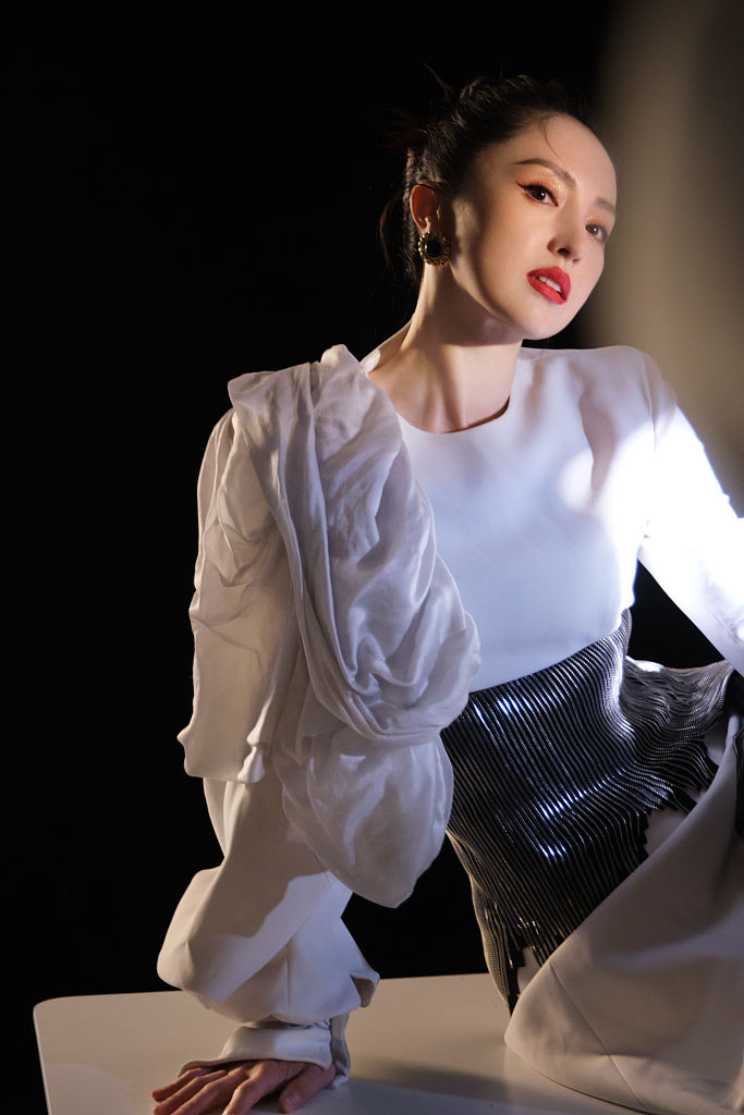 气质美人董璇光影大片曝光 冷艳高贵范儿被她拿捏住了