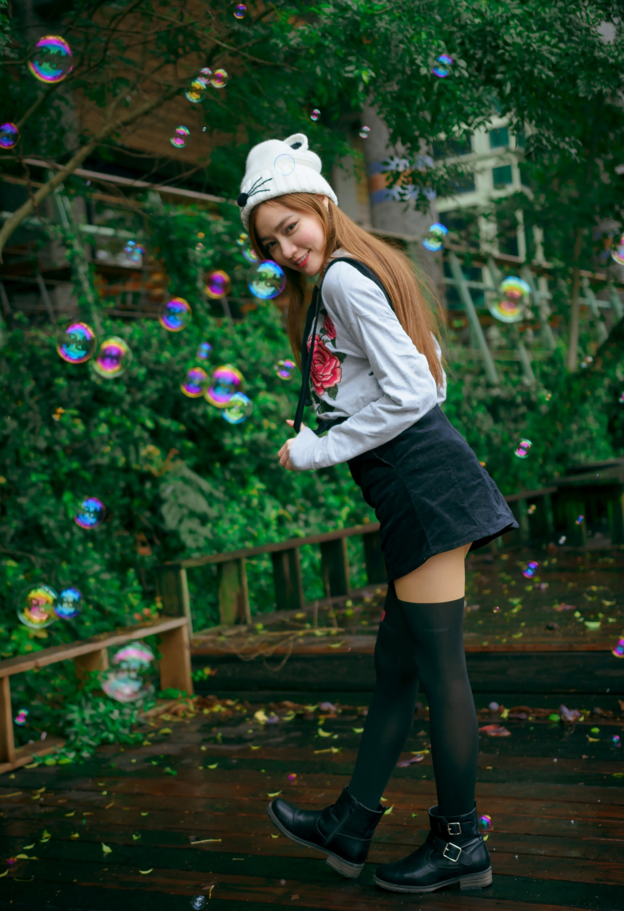 小姐姐的这双长筒袜很是个性,尤其是膝盖上方的印花很是可爱