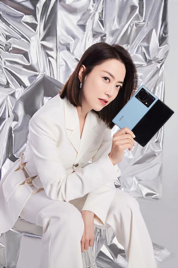 霍汶希最新写真曝光 及肩发配白西装又美又飒