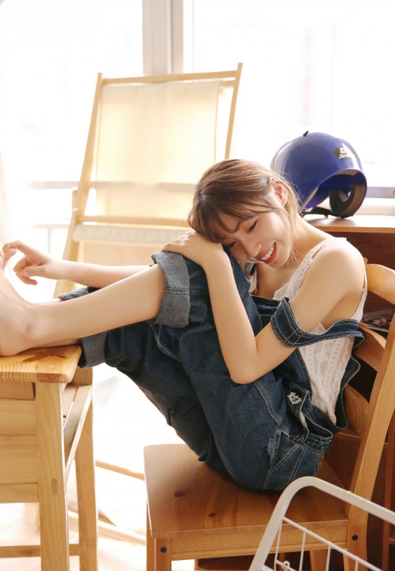 牛仔背带裤美少女精致侧颜写真