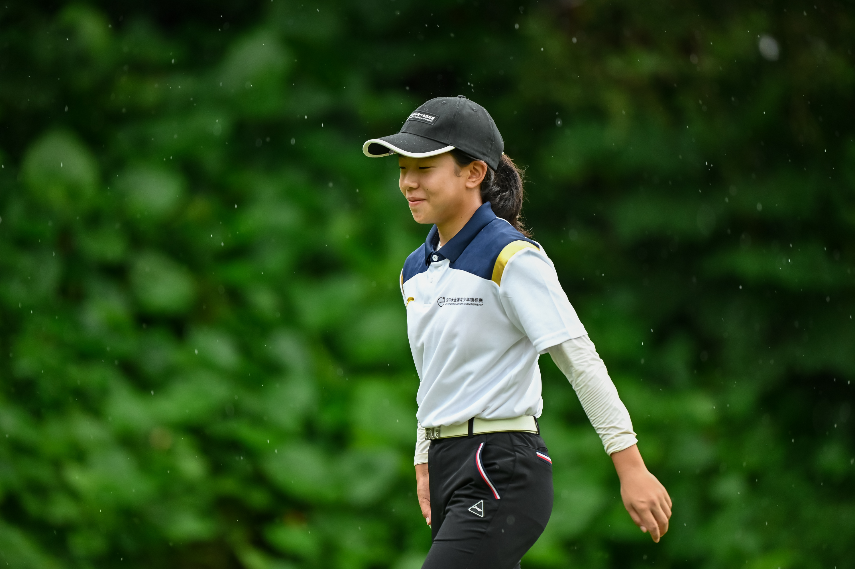 冠军风采!刘国梁女儿刘宇婕夺得全国青少年高尔夫球挑战赛冠军