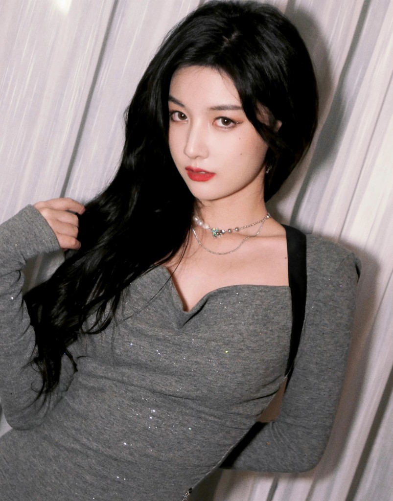 赵粤灰色修身裙造型写真 身材火辣气质美飒