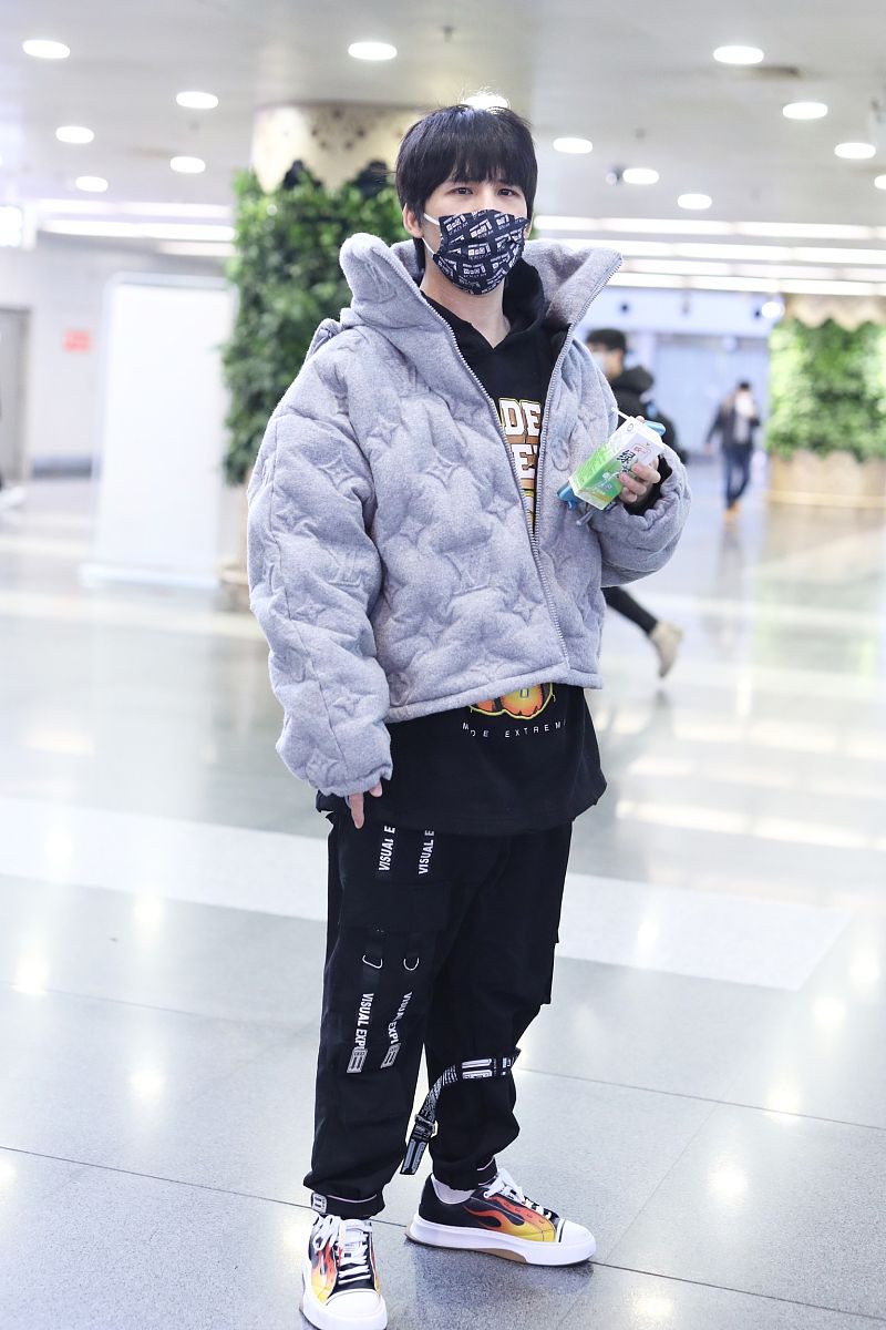 大张伟街拍:lv老花压纹棉服搭配工装裤潮味十足