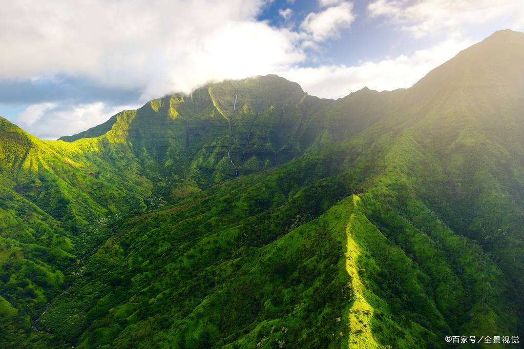云雾中的青山"树色自分深浅绿,山光都在淡浓烟"