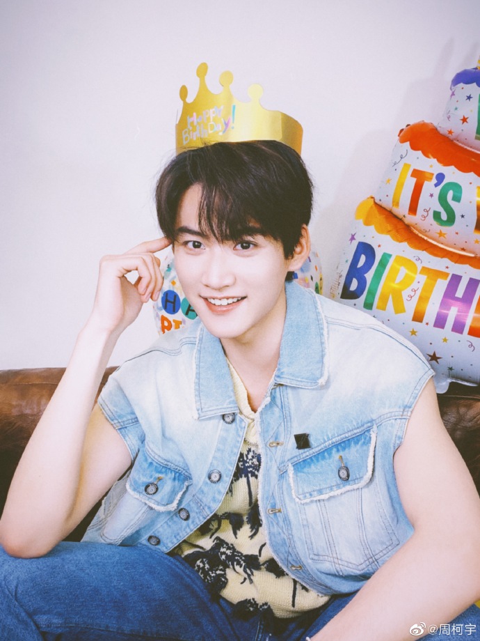 组图:周柯宇发博晒随拍库存 生日大片笑容灿烂车内戴墨镜帅气