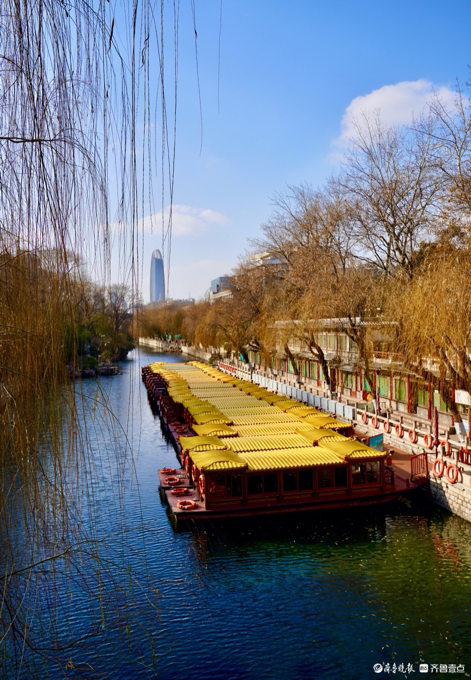 护城河码头的游船,静候游人的到来