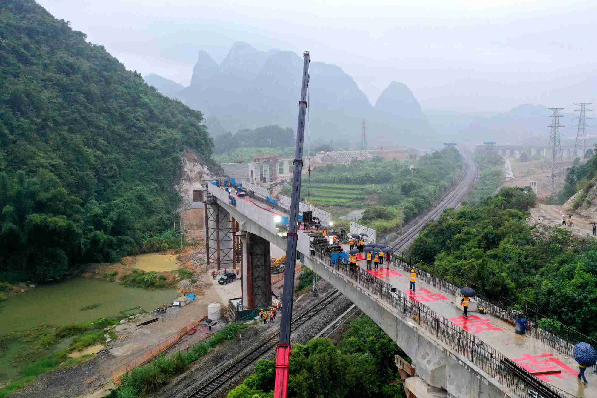 贵南高铁河池动货基地联络线2号大桥跨黔桂铁路成功合龙