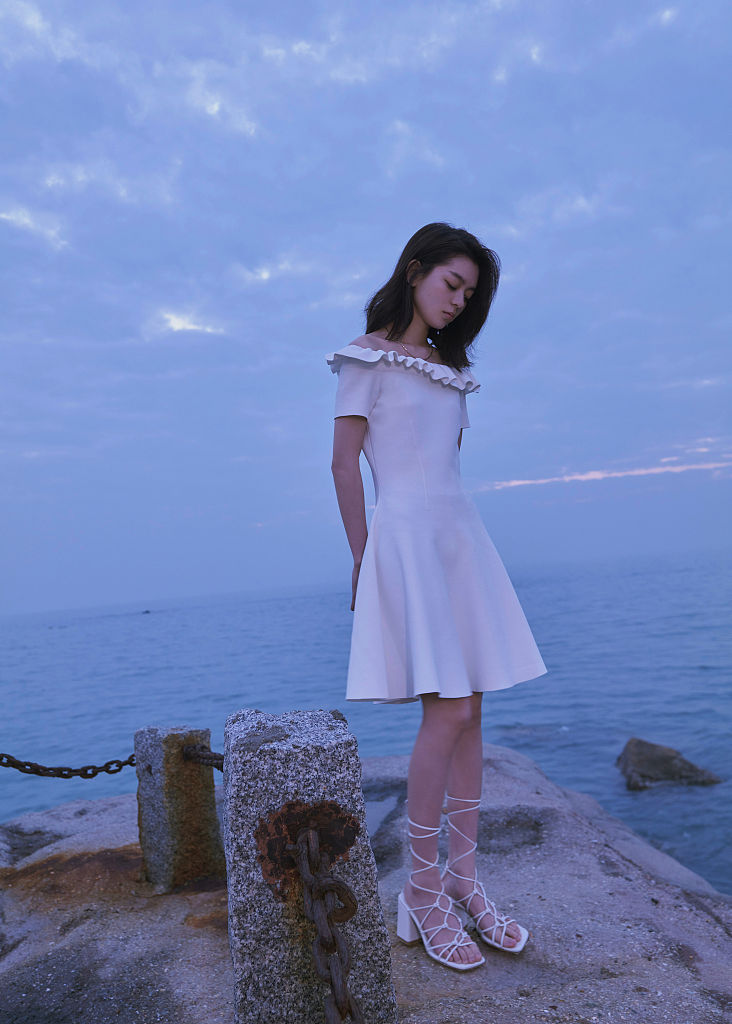 谢子然身着白裙海边拍写真 举仙女棒清纯百变秀香肩