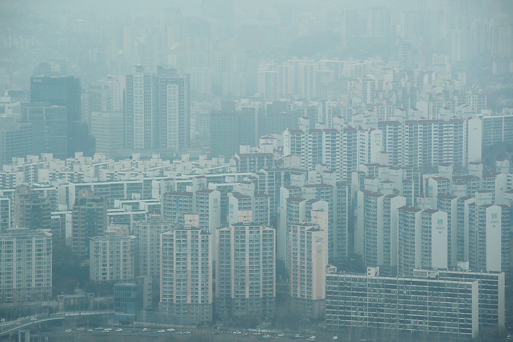 韩国:冬霾来袭 首尔市区灰蒙蒙一片