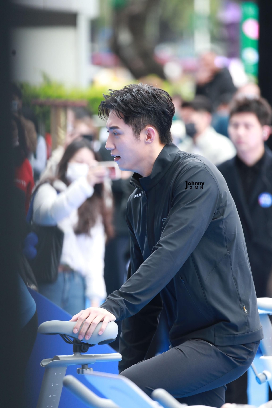 组图:黄景瑜风波后现身活动 身穿黑色运动服健身活力满满