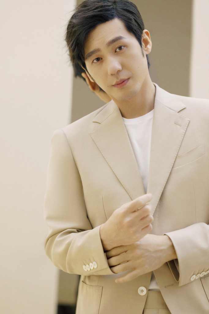 白宇卡其色西装造型写真发布 温润如玉似贵公子