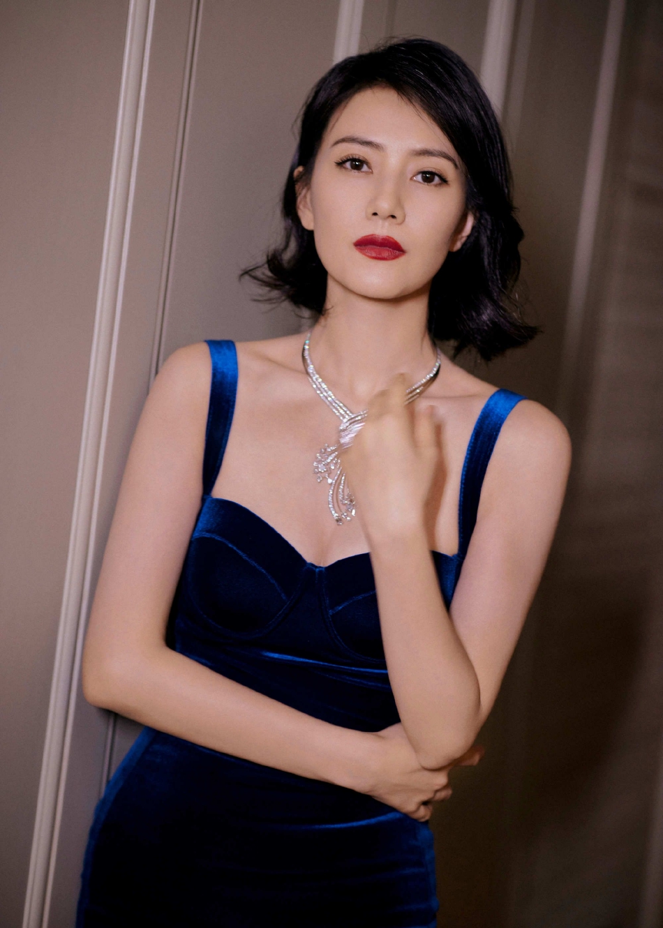 组图:高圆圆穿丝绒礼服大秀身材 妆容精致手臂纤细气质高贵