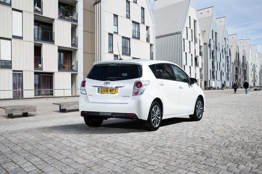 少有人知的丰田"面包车"verso,车长4.9米8座设计,2.0t带四驱