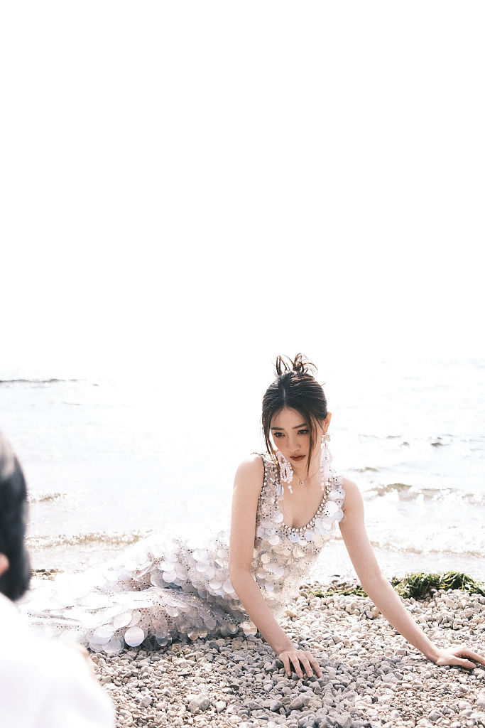 徐璐海滩写真花絮释出 化身梦幻人鱼小姐优雅灵动