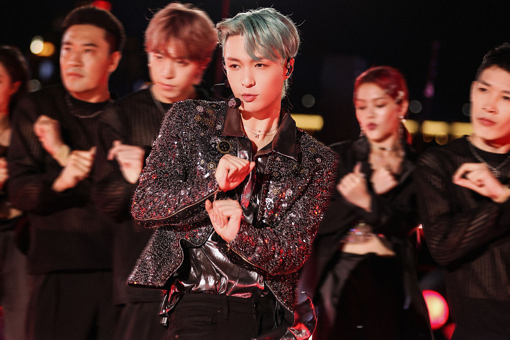 张艺兴线上演唱会氛围火爆 带领染色体练习生登台热舞