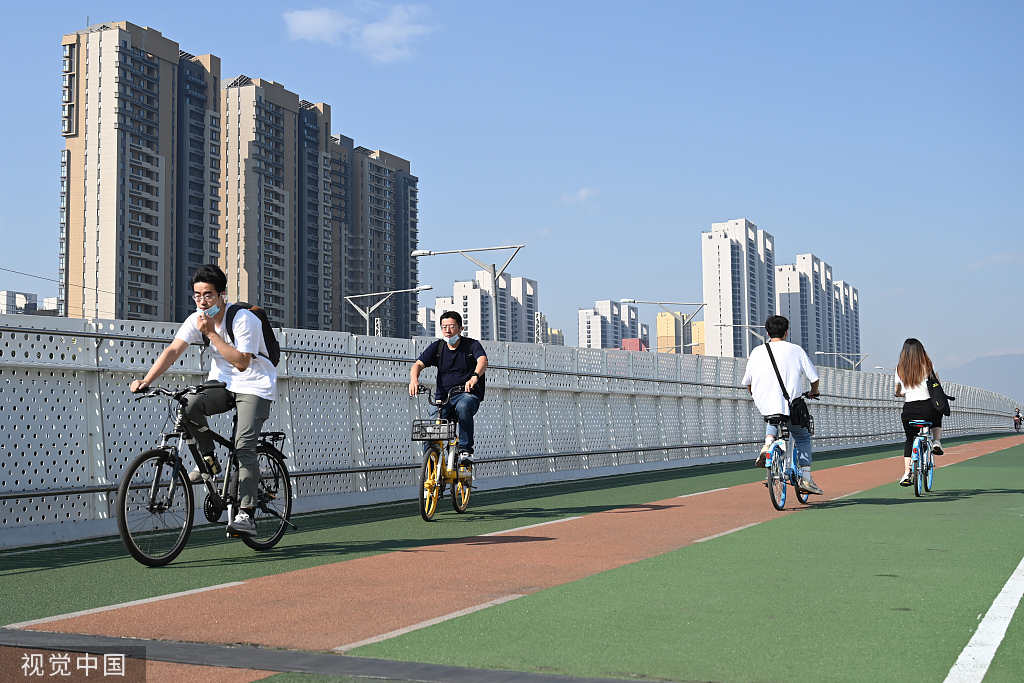 北京:市民骑自行车绿色出行