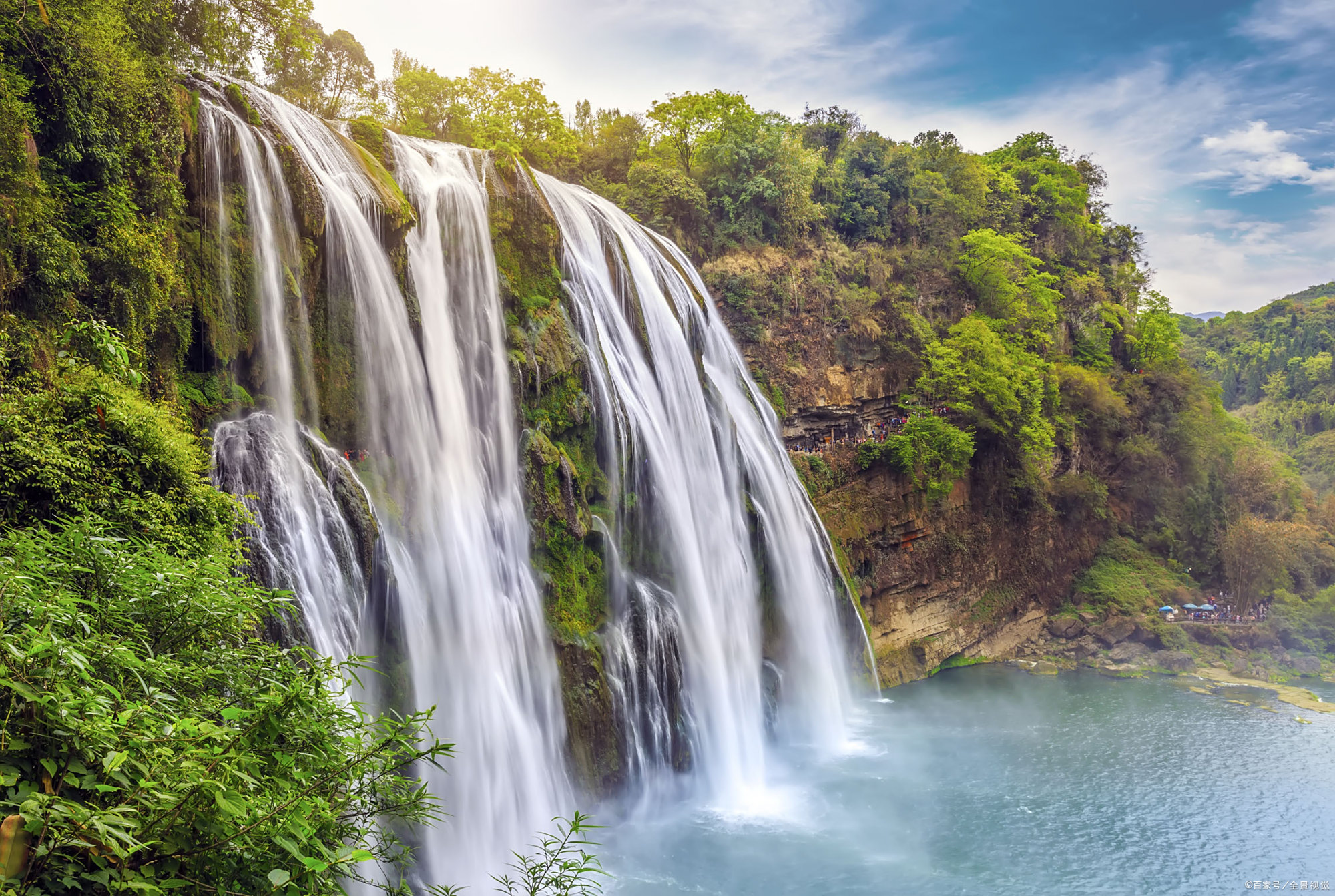 山顶瀑布"飞流直下三千尺,疑是银河落九天"——唐代:李白