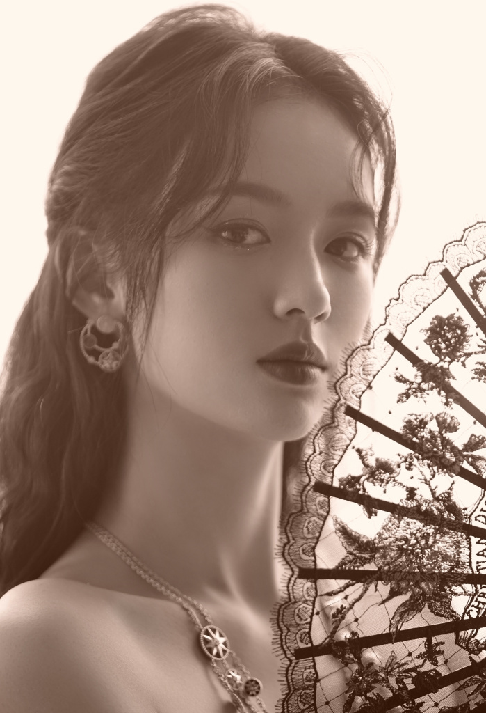 周也受邀出席迪奥与艺术展览 露肩白色纱裙造型出镜美如仙子