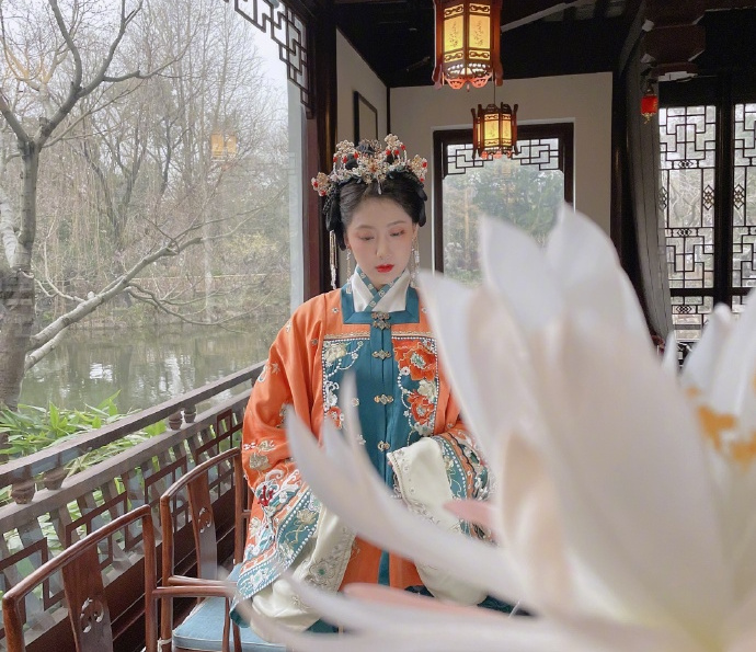 李艺彤身穿汉服英姿飒爽,优美的身姿清新可人,体现古典的美丽