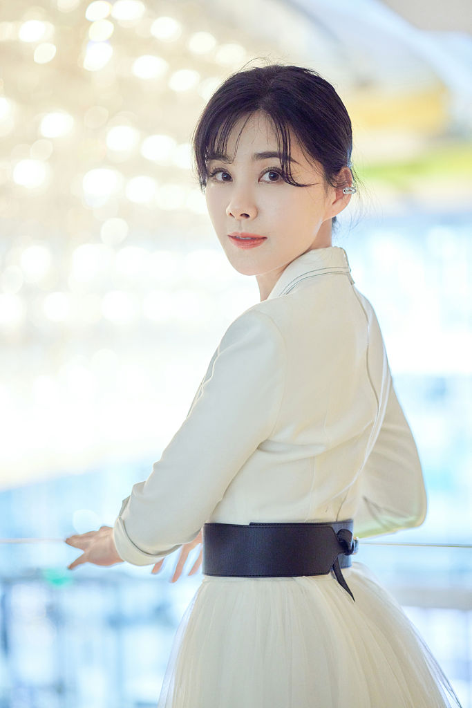 何琳亮相红顶奖 白色西装裙造型尽显干练优雅