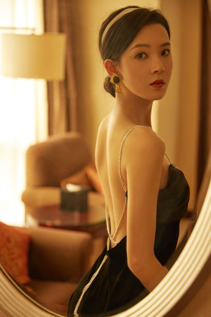 陈瑶复古风造型化身年代感美人 黑色镶钻链条露背裙高贵优雅