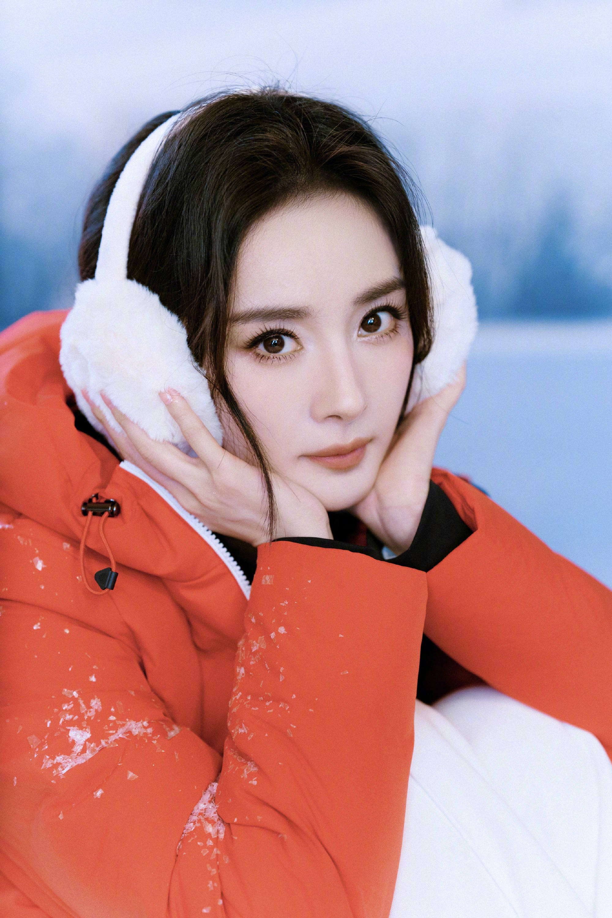 杨幂身穿羽绒服,温暖而时尚,穿梭在林海雪原之间