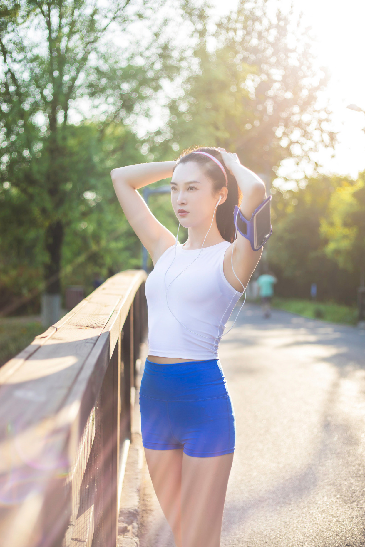 带你解锁运动风少女拍照姿势,妩媚动人,感受不一样的夏日风景!