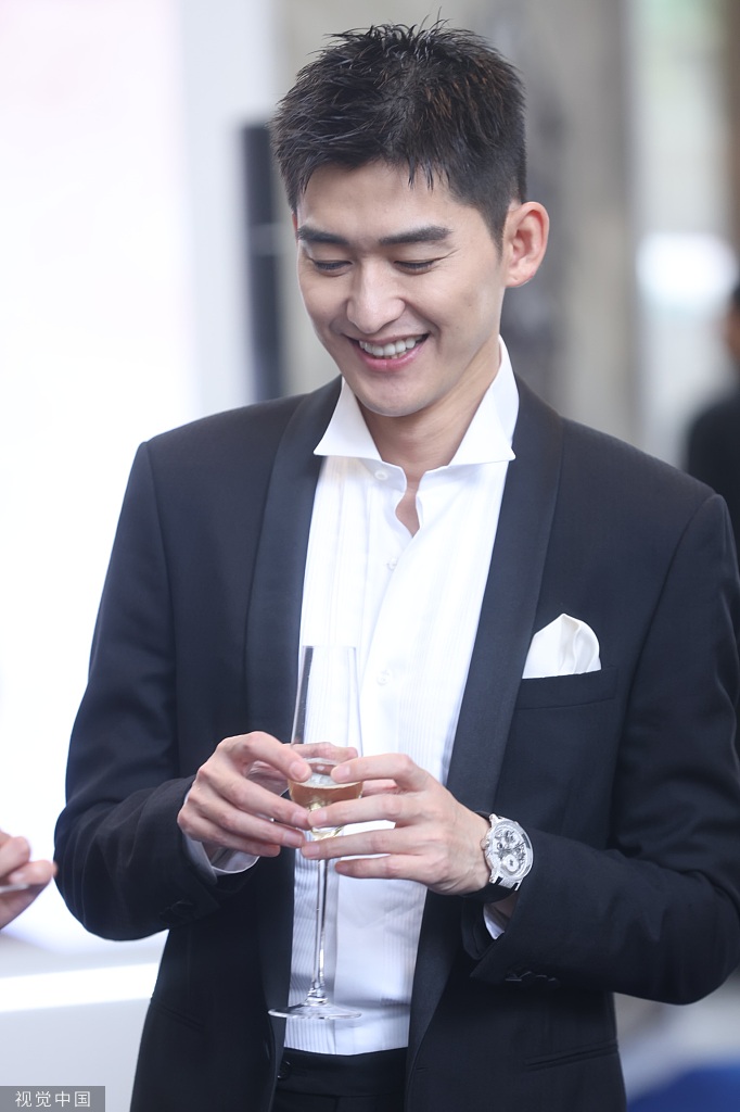 组图:张瀚再现"霸总式微笑"帅气撩人 举香槟西装革履儒雅绅士