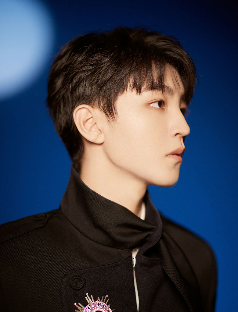 王俊凯大湾区中秋写真怼脸超帅 侧颜精致似王子撩人心弦