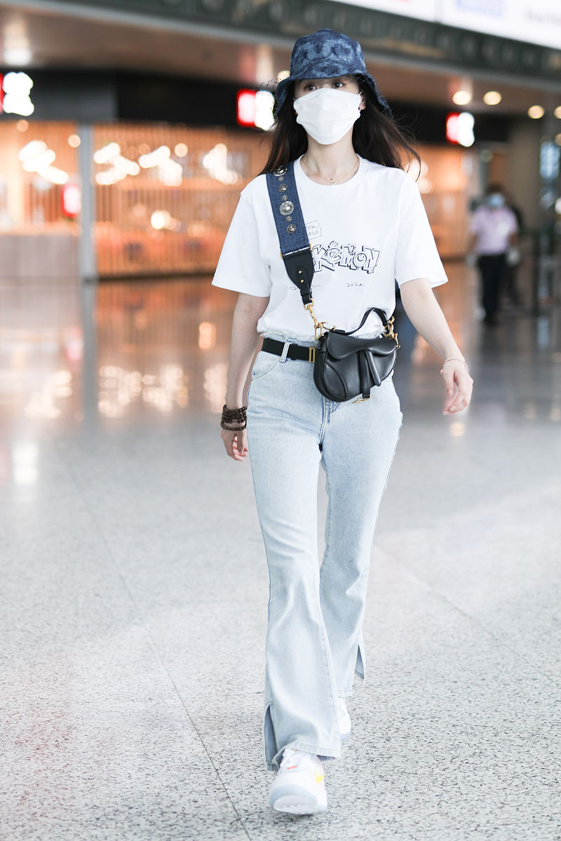 袁冰妍街拍:字母t恤水洗牛仔裤 dior马鞍包nike小白鞋清新休闲