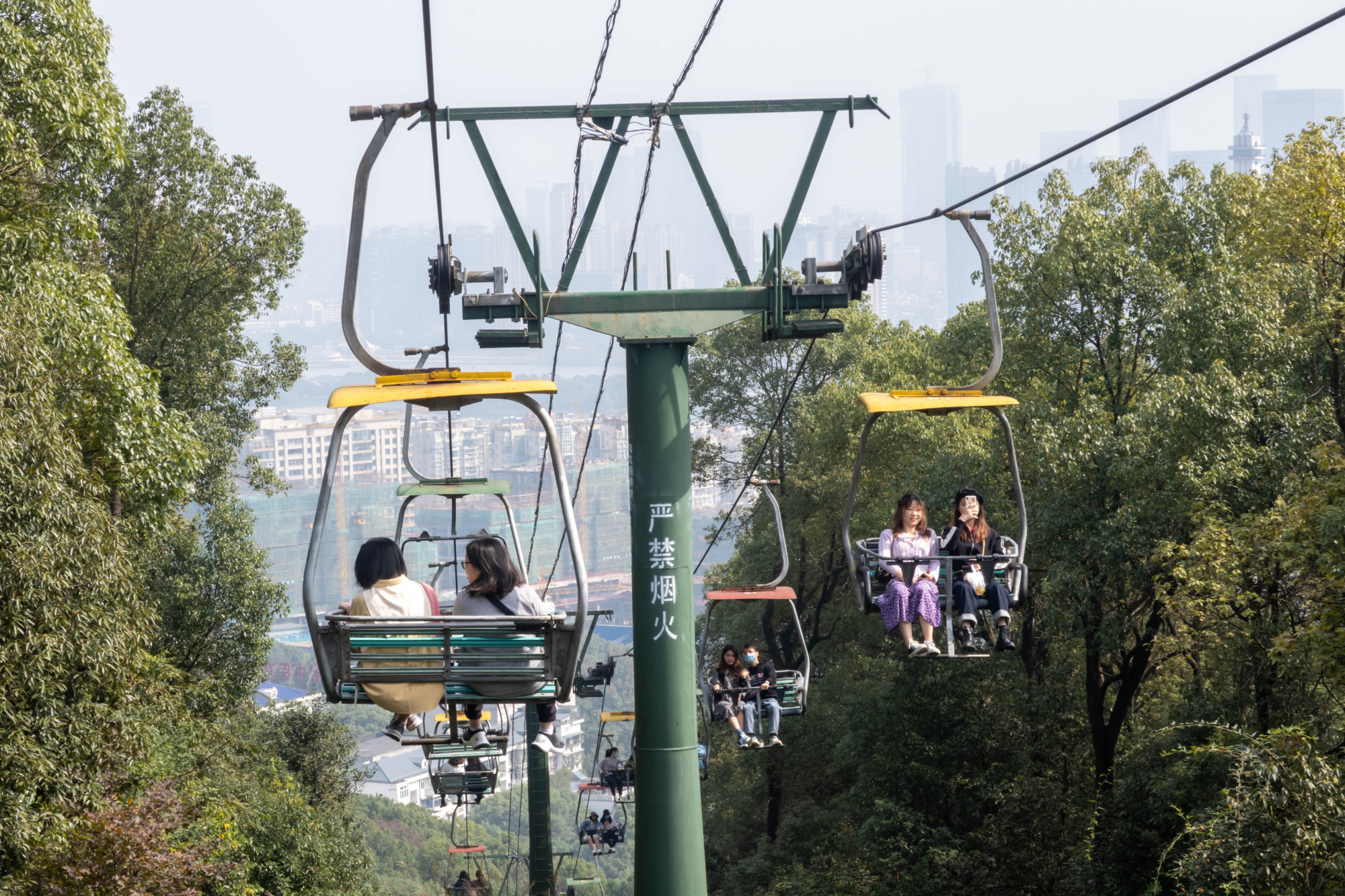 长沙岳麓山的缆车最后的画面,运营20多年终于退休了