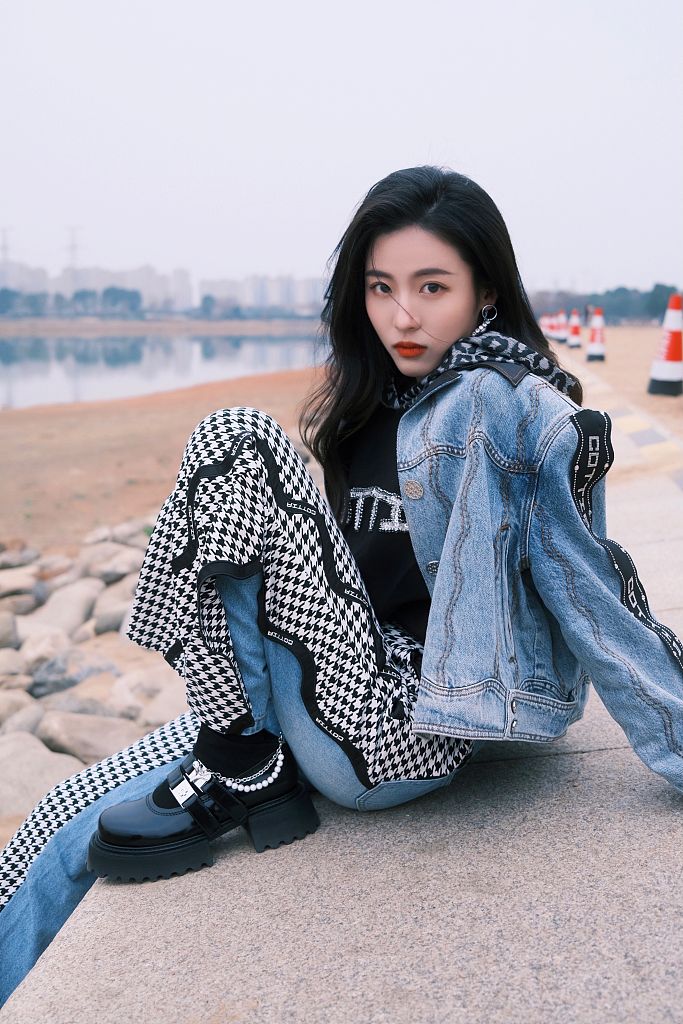 孙芮牛仔造型现身品牌活动 金沙湖边享受落日余晖