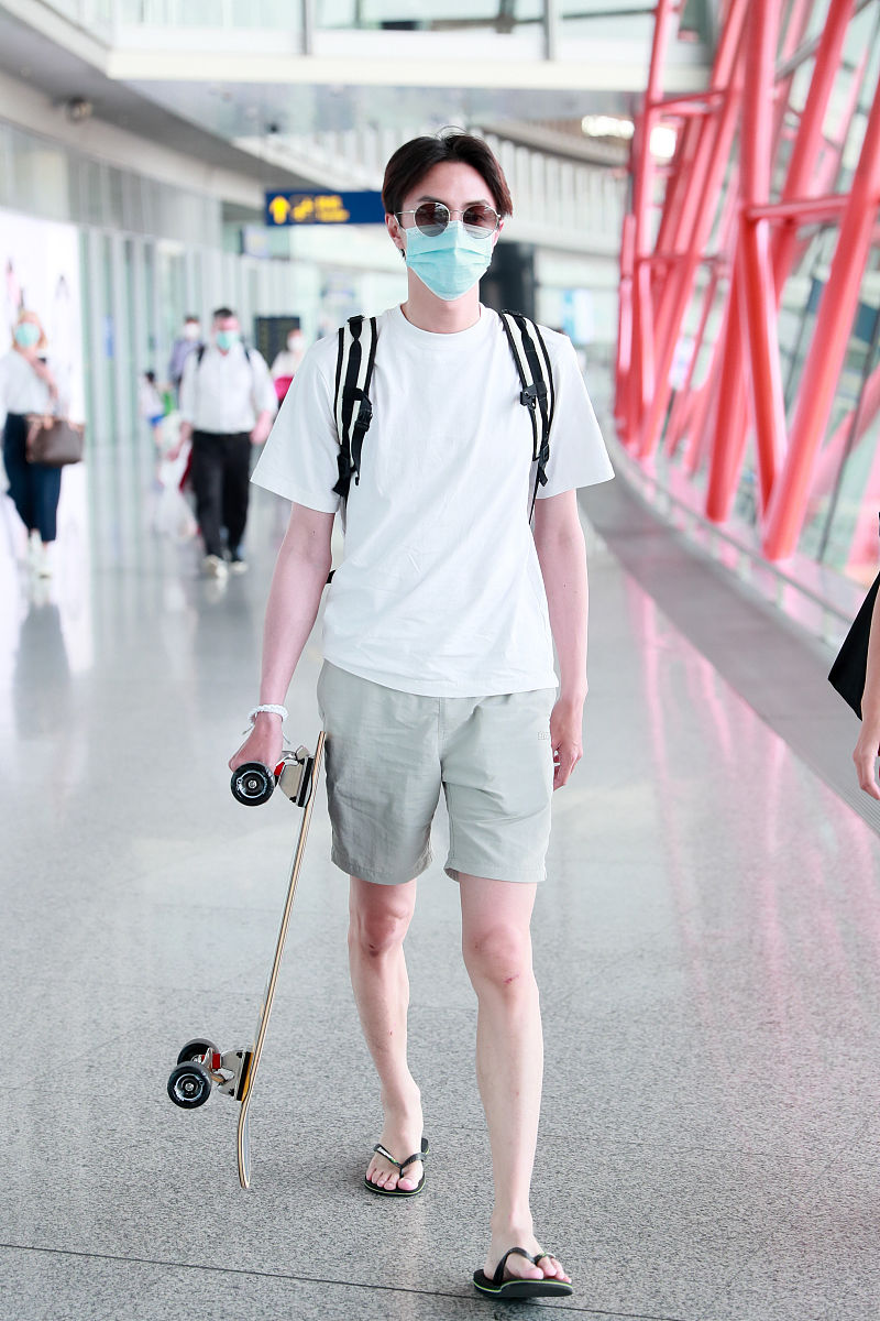 官鸿街拍:白色t恤bape短裤 moncler x fragment双肩包清爽帅气