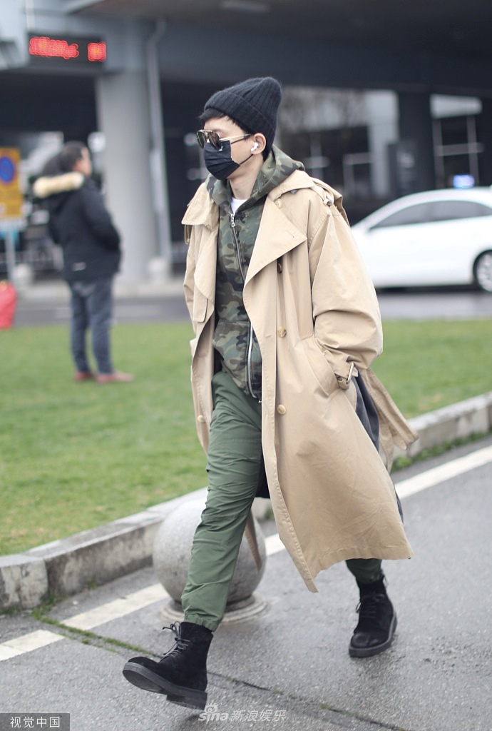 组图:张杰穿风衣现身机场气场足 将出席湖南卫视华人春晚