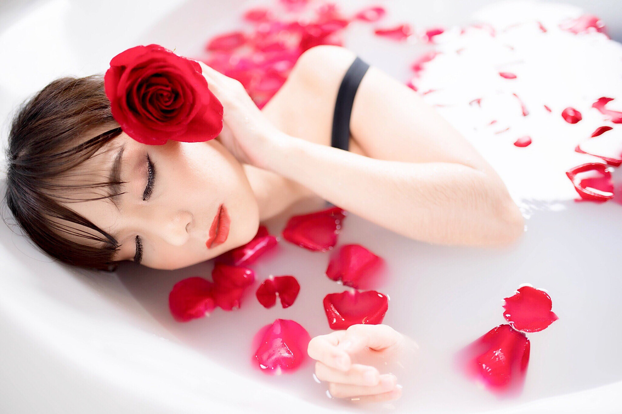 美女出浴图,玫瑰花牛奶浴,泡一泡很舒服