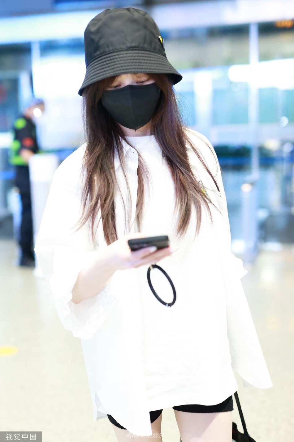 组图:王心凌t恤短裤造型现身 带渔夫帽清爽文艺