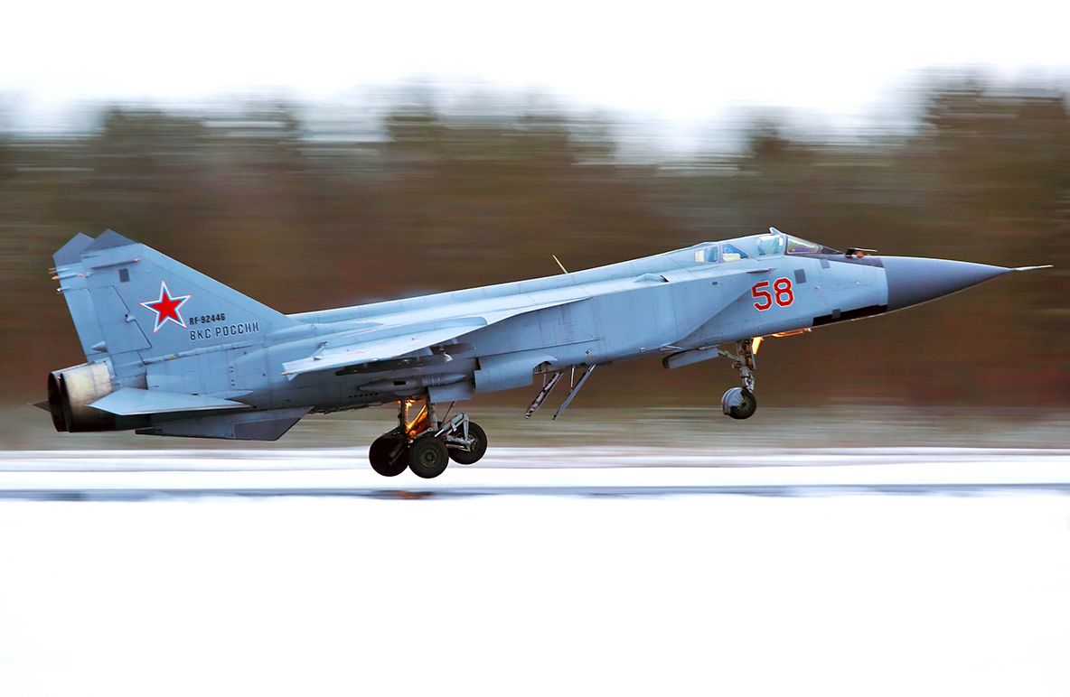 俄军米格-31战机进行冬季模拟训练,锤炼战斗意志!