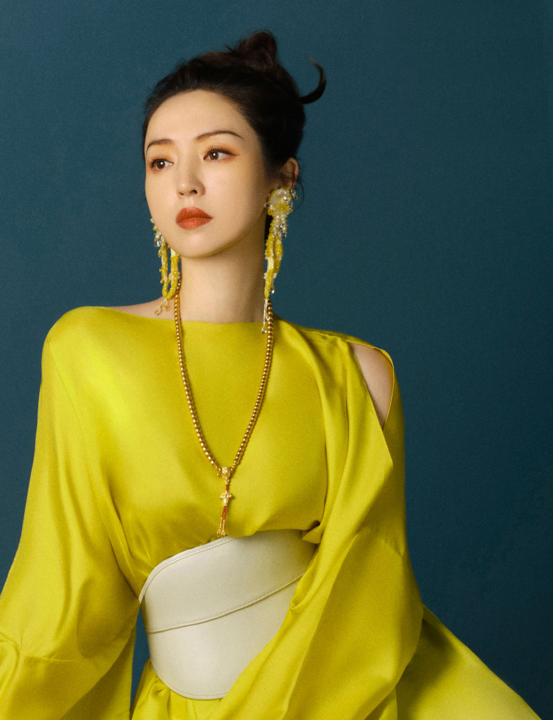 董璇浪漫色彩质感大片,如繁花盛开在光影与色彩的交叠中