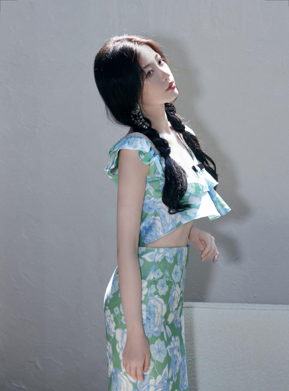 组图:虞书欣穿露腰碎花修身裙 扎双麻花辫清新靓丽笑容甜